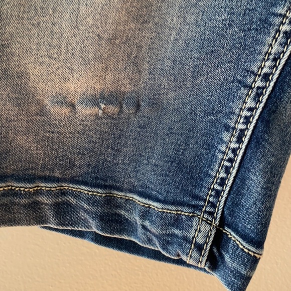 H & H stretch distressed jean shorts w/pockets. 6 - Picture 7 of 8